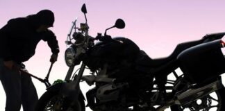 Son yıllarda motosiklet kullanımının artmasıyla birlikte motosiklet hırsızlığı, kent yaşamında giderek daha görünür hale gelen suç türlerinden biri olmuştur. Ulaşım kolaylığı, ekonomik yakıt tüketimi ve pratik kullanım avantajları nedeniyle tercih edilen motosikletler, aynı özellikleri sebebiyle hırsızlar için de cazip hedefler arasında yer alır. Özellikle büyük şehirlerde park alanlarının yetersizliği ve denetim eksikliği, bu suçun yaygınlaşmasına zemin hazırlar. Konulu bir haber görseli.