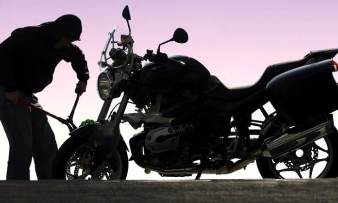 Son yıllarda motosiklet kullanımının artmasıyla birlikte motosiklet hırsızlığı, kent yaşamında giderek daha görünür hale gelen suç türlerinden biri olmuştur. Ulaşım kolaylığı, ekonomik yakıt tüketimi ve pratik kullanım avantajları nedeniyle tercih edilen motosikletler, aynı özellikleri sebebiyle hırsızlar için de cazip hedefler arasında yer alır. Özellikle büyük şehirlerde park alanlarının yetersizliği ve denetim eksikliği, bu suçun yaygınlaşmasına zemin hazırlar. Konulu bir haber görseli.