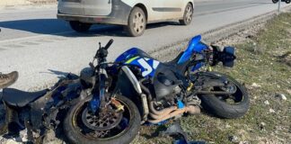 Son yıllarda büyükşehirlerde ve kırsal bölgelerde artış gösteren motosiklet kazaları, trafik güvenliği açısından dikkat çekici bir tablo ortaya koyuyor. Artan yakıt maliyetleri, hızlı ulaşım ihtiyacı ve kurye sektörünün büyümesi, motosiklet kullanımını yaygınlaştırdı. Ancak bu artış, beraberinde daha fazla trafik kazası riskini de getirdi. Uzmanlar, özellikle yoğun trafikte motosiklet sürücülerinin daha savunmasız olduğuna dikkat çekiyor. Konulu bir haber görseli.