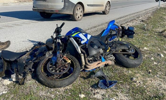 Son yıllarda büyükşehirlerde ve kırsal bölgelerde artış gösteren motosiklet kazaları, trafik güvenliği açısından dikkat çekici bir tablo ortaya koyuyor. Artan yakıt maliyetleri, hızlı ulaşım ihtiyacı ve kurye sektörünün büyümesi, motosiklet kullanımını yaygınlaştırdı. Ancak bu artış, beraberinde daha fazla trafik kazası riskini de getirdi. Uzmanlar, özellikle yoğun trafikte motosiklet sürücülerinin daha savunmasız olduğuna dikkat çekiyor. Konulu bir haber görseli.