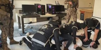 Organize suç çeteleri, günümüzde yalnızca yerel güvenliği değil, ekonomik düzeni ve toplumsal istikrarı da tehdit eden yapılar haline gelmiştir. Bu tür yapılanmalar, hiyerarşik örgütlenme biçimleri, süreklilik arz eden faaliyetleri ve çoğu zaman şiddete dayalı yöntemleriyle klasik suçlardan ayrılmaktadır. Organize suç olgusu, bireysel suçlardan farklı olarak planlı, sistematik ve uzun vadeli bir yapı ortaya koyar. Bu nedenle mücadele süreci de çok boyutlu ve uzun soluklu stratejiler gerektirmektedir. Konulu bir haber görseli.