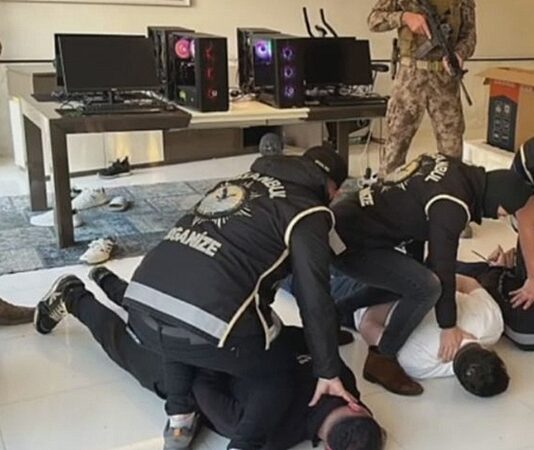 Organize suç çeteleri, günümüzde yalnızca yerel güvenliği değil, ekonomik düzeni ve toplumsal istikrarı da tehdit eden yapılar haline gelmiştir. Bu tür yapılanmalar, hiyerarşik örgütlenme biçimleri, süreklilik arz eden faaliyetleri ve çoğu zaman şiddete dayalı yöntemleriyle klasik suçlardan ayrılmaktadır. Organize suç olgusu, bireysel suçlardan farklı olarak planlı, sistematik ve uzun vadeli bir yapı ortaya koyar. Bu nedenle mücadele süreci de çok boyutlu ve uzun soluklu stratejiler gerektirmektedir. Konulu bir haber görseli.