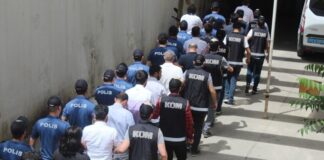 Organize suçlar, bireysel suçlardan farklı olarak planlı, süreklilik arz eden ve genellikle hiyerarşik bir yapı içinde işlenen suçları ifade eder. Organize suçlar, yalnızca tek bir suç eylemiyle sınırlı kalmaz; ekonomik, sosyal ve hukuki alanlarda kalıcı zararlar doğurur. Bu suç türü, toplumda güven duygusunu zedelediği gibi kamu düzenini de doğrudan hedef alır. Konulu bir haber görseli.