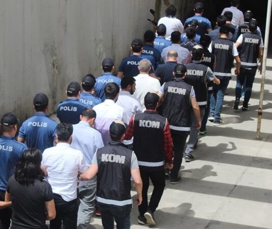 Organize suçlar, bireysel suçlardan farklı olarak planlı, süreklilik arz eden ve genellikle hiyerarşik bir yapı içinde işlenen suçları ifade eder. Organize suçlar, yalnızca tek bir suç eylemiyle sınırlı kalmaz; ekonomik, sosyal ve hukuki alanlarda kalıcı zararlar doğurur. Bu suç türü, toplumda güven duygusunu zedelediği gibi kamu düzenini de doğrudan hedef alır. Konulu bir haber görseli.