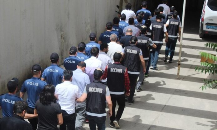 Organize suçlar, bireysel suçlardan farklı olarak planlı, süreklilik arz eden ve genellikle hiyerarşik bir yapı içinde işlenen suçları ifade eder. Organize suçlar, yalnızca tek bir suç eylemiyle sınırlı kalmaz; ekonomik, sosyal ve hukuki alanlarda kalıcı zararlar doğurur. Bu suç türü, toplumda güven duygusunu zedelediği gibi kamu düzenini de doğrudan hedef alır. Konulu bir haber görseli.