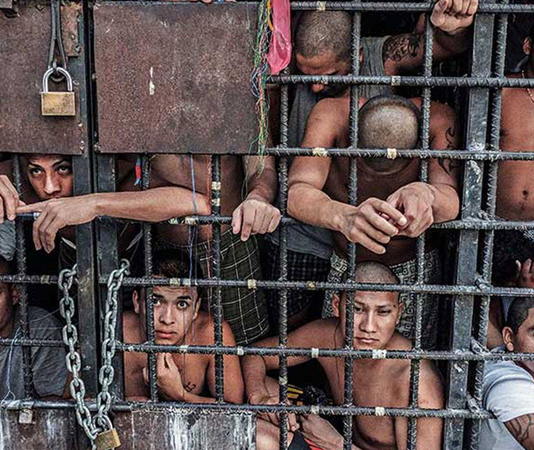 Küresel ölçekte büyüyen suç ağları, faaliyetlerini sürdürebilmek için güçlü bir mali yapıya ihtiyaç duyuyor. Uzmanlara göre organize suç yapılarının ayakta kalmasını sağlayan en önemli unsur, sürdürülebilir ve gizli şekilde yönetilen finans kaynakları. Bu yapıların gelir modelleri yalnızca yasa dışı faaliyetlerle sınırlı kalmıyor; aynı zamanda legal görünümlü ticari faaliyetler üzerinden de gelir elde edilebiliyor. Bu durum, suç gelirlerinin takibini daha karmaşık hale getiriyor. Konulu bir haber görseli.