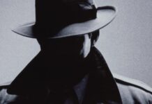 Gizli kalan gerçeklerin ortaya çıkarılması fikri, tarih boyunca insanları cezbetmiştir. Günümüzde bu merak ve ihtiyaç, profesyonel bir alan olan özel dedektiflik kavramını daha görünür hale getirmiştir. Resmi kolluk kuvvetlerinin yetki alanı dışında kalan birçok konuda bireyler ve kurumlar, özel dedektiflik hizmetlerine yönelmektedir. Bu durum, hem bireysel haklar hem de hukuki sınırlar açısından önemli tartışmaları beraberinde getirmektedir. Konulu bir haber görseli.