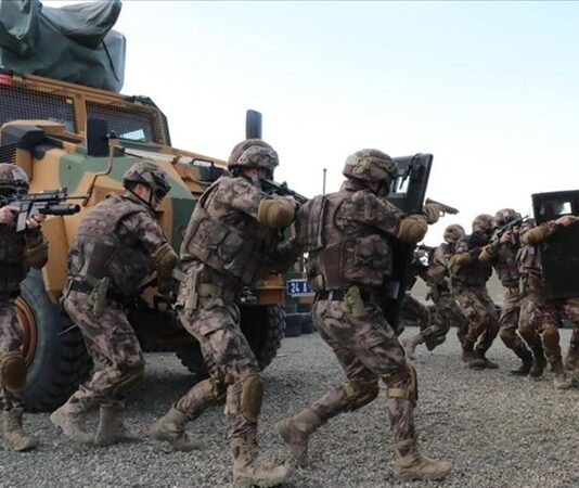 Özel Harekât birimleri, modern güvenlik anlayışının en kritik unsurlarından biri olarak öne çıkıyor. Yüksek riskli operasyonlarda görev alan bu birimler, kamu güvenliğinin sağlanması ve ciddi tehditlerin etkisiz hale getirilmesi konusunda hayati bir rol üstleniyor. Terörle mücadeleden rehine kurtarma operasyonlarına kadar geniş bir alanda faaliyet gösteren Özel Harekât, hem fiziki hem de psikolojik açıdan ileri düzey eğitim almış personelden oluşuyor. Konulu bir haber görseli.