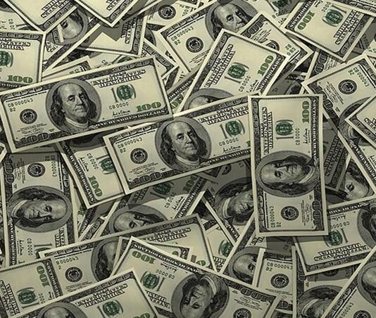 Para Transferi Suçları Dijital Çağın Yeni Tehdidi Para transferi suçları, dijitalleşmenin hız kazanmasıyla birlikte suç dünyasının en çok başvurduğu yöntemlerden biri haline geldi. Bankacılık sistemleri, mobil uygulamalar ve çevrim içi ödeme platformları hayatı kolaylaştırırken, aynı zamanda suç örgütleri ve bireysel dolandırıcılar için yeni fırsatlar da doğurdu. Özellikle hızlı ve iz bırakmadan yapılabildiği düşünülen işlemler, bu suçların yaygınlaşmasında önemli rol oynuyor. Konulu bir haber görseli.