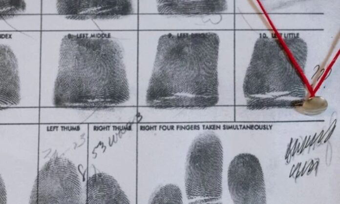 Parmak İzi Analiz Teknikleri Adli Bilimde Güvenilirliğin Temeli Adli bilimlerin en köklü ve en güvenilir alanlarından biri olan parmak izi incelemeleri, suç soruşturmalarının çözümünde kritik bir rol üstlenir. Parmak izi, her bireyde benzersiz olan biyometrik bir izdir ve yaşam boyunca büyük ölçüde değişmeden kalır. Bu özelliği sayesinde adli analiz süreçlerinde kimlik tespiti, olay yeri incelemesi ve şüpheli–delil eşleştirmesi gibi aşamalarda vazgeçilmez kabul edilir. Günümüzde teknolojinin gelişmesiyle birlikte parmak izi analiz teknikleri daha hassas, hızlı ve bilimsel standartlara uygun hale gelmiştir. Konulu bir haber görseli.