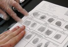 Parmak izi alma işlemi, günümüzde hem adli soruşturmalarda hem de resmi kimliklendirme süreçlerinde yaygın olarak kullanılan temel yöntemlerden biri olarak öne çıkıyor. Her bireyin parmak izi deseninin kendine özgü olması, bu yöntemi kimlik tespiti açısından son derece güvenilir hale getiriyor. Parmak izinin doğru ve sağlıklı şekilde alınması ise belirli teknik kurallara ve bilimsel yöntemlere dayanıyor. Konulu bir haber görseli.