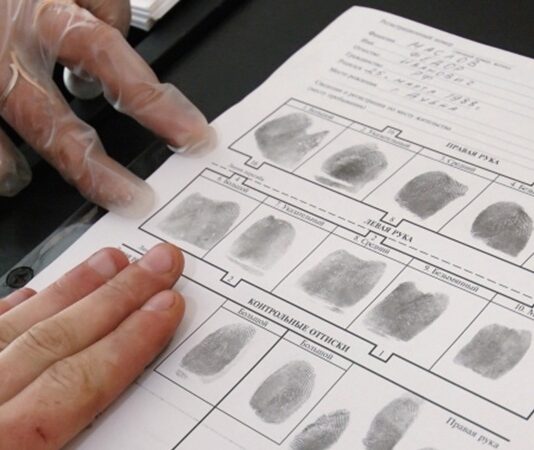 Parmak izi alma işlemi, günümüzde hem adli soruşturmalarda hem de resmi kimliklendirme süreçlerinde yaygın olarak kullanılan temel yöntemlerden biri olarak öne çıkıyor. Her bireyin parmak izi deseninin kendine özgü olması, bu yöntemi kimlik tespiti açısından son derece güvenilir hale getiriyor. Parmak izinin doğru ve sağlıklı şekilde alınması ise belirli teknik kurallara ve bilimsel yöntemlere dayanıyor. Konulu bir haber görseli.