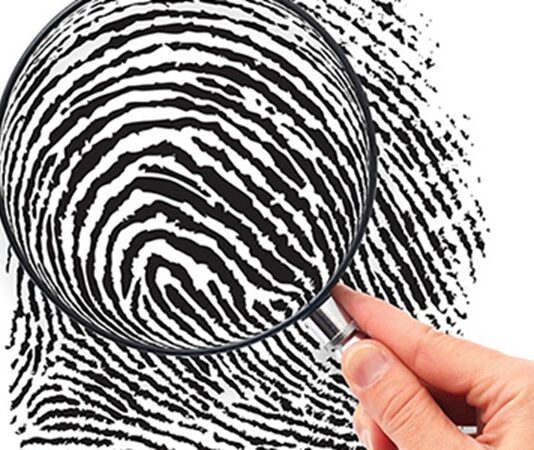 İnsan vücudunun en ayırt edici özelliklerinden biri olan parmak izi, yüzyıllardır kimlik tespitinde kullanılan en güvenilir yöntemlerden biri olarak kabul ediliyor. Her bireyin parmak ucunda bulunan çizgisel desenler, doğumdan itibaren oluşuyor ve yaşam boyunca büyük ölçüde değişmeden kalıyor. Bu özellik, parmak izini adli bilimlerden günlük hayata kadar geniş bir alanda vazgeçilmez kılıyor. Konulu bir haber görseli.