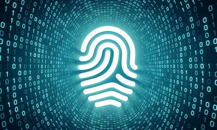 Teknolojinin gelişmesiyle birlikte parmak izi tabanlı güvenlik sistemleri günlük hayatın vazgeçilmez bir parçası haline gelmiştir. Akıllı telefonlardan kamu kurumlarına, bankacılık işlemlerinden adli süreçlere kadar birçok alanda parmak izi kullanımı yaygınlaşmıştır. Ancak bu yaygınlık, beraberinde yeni bir güvenlik sorununu da gündeme getirmiştir. Parmak izi sahteciliği, modern güvenlik altyapılarını hedef alan ciddi bir tehdit olarak öne çıkmaktadır. Konulu bir haber görseli.