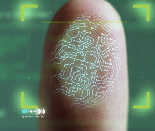 Dijitalleşmenin hız kazandığı günümüzde güvenlik kavramı da köklü bir dönüşüm yaşamaktadır. Klasik şifreler, kartlar ve anahtarlar yerini giderek biyometrik güvenlik çözümlerine bırakmaktadır. Bu dönüşümün merkezinde ise parmak izi teknolojisi yer alır. Parmak izi, her bireye özgü yapısı sayesinde kimlik doğrulamada yüksek doğruluk oranı sunarken, teknolojik altyapı ile birleştiğinde hem kamu hem de özel sektörde yaygın olarak kullanılmaktadır. Konulu bir haber görseli.