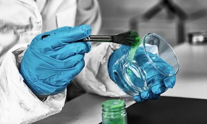 Parmak İzi ve Forensic Science Alanında Modern Suç Araştırmaları Adli bilimlerin en köklü ve güvenilir yöntemlerinden biri olan parmak izi, günümüzde forensic science disiplininin temel taşlarından biri olarak kabul ediliyor. Suçun aydınlatılması sürecinde kullanılan bu yöntem, hem teknolojik gelişmeler hem de laboratuvar tekniklerindeki ilerlemeler sayesinde çok daha hassas ve güvenilir hale gelmiş durumda. Özellikle dijitalleşen dünyada adli inceleme, yalnızca sahadaki delillerle sınırlı kalmıyor; laboratuvar ortamında yapılan çok yönlü analizlerle destekleniyor. Bu durum, parmak izi incelemelerini yalnızca klasik bir kimliklendirme yöntemi olmaktan çıkararak, kapsamlı bir bilimsel sürecin parçası haline getiriyor. Konulu bir haber görseli.