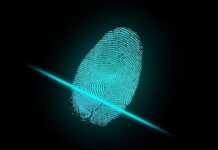 Günümüzde güvenlik sistemleri, teknolojik gelişmelerle birlikte hızla dönüşürken, parmak izi temelli çözümler bu dönüşümün merkezinde yer alıyor. Biyometrik tanıma yöntemleri arasında en yaygın ve en eski tekniklerden biri olan parmak izi, hem kamu kurumlarında hem de özel sektörde kimlik doğrulama ve erişim kontrolü süreçlerinin vazgeçilmez bir parçası haline gelmiş durumda. Dijitalleşmenin artmasıyla birlikte, bu sistemlerin güvenilirliği, veri güvenliği ve hukuki boyutu da daha fazla tartışılır hale geliyor. Konulu bir haber görseli.