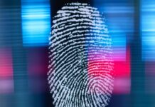 Adli soruşturmalarda suçun aydınlatılması yalnızca bir delilin bulunmasına değil, o delilin baştan sona nasıl ele alındığına da bağlıdır. Bu noktada parmak izi, en sık başvurulan ve bilimsel geçerliliği yüksek delillerden biri olarak öne çıkar. Ancak parmak izinin tek başına varlığı yeterli değildir; delilin olay yerinden mahkeme salonuna kadar geçen süreçte korunması ve belgelenmesi gerekir. İşte bu sürecin tamamı kanıt zinciri olarak adlandırılır ve adli güvenilirliğin temelini oluşturur. Konulu bir haber görseli.