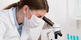 Suç soruşturmalarında delillerin bilimsel yöntemlerle incelenmesi, adaletin sağlanmasında kritik bir rol oynar. Bu süreçte en güvenilir kimlik tespit araçlarından biri olan parmak izi, olay yerinde bulunan en küçük temas izinden bile fail hakkında önemli bilgiler sunar. Ancak parmak izinin gerçek değeri, yalnızca bulunmasıyla değil, laboratuvar ortamında yapılan detaylı analizlerle ortaya çıkar. Laboratuvar analizleri, parmak izinin adli geçerliliğini belirleyen en önemli aşamalardan biridir. Konulu bir haber görseli.