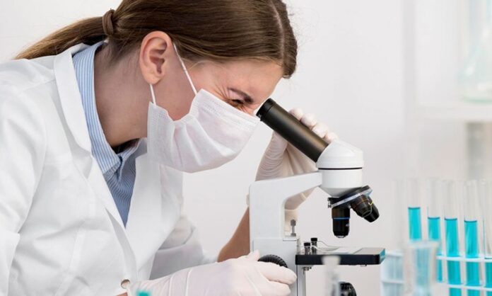 Suç soruşturmalarında delillerin bilimsel yöntemlerle incelenmesi, adaletin sağlanmasında kritik bir rol oynar. Bu süreçte en güvenilir kimlik tespit araçlarından biri olan parmak izi, olay yerinde bulunan en küçük temas izinden bile fail hakkında önemli bilgiler sunar. Ancak parmak izinin gerçek değeri, yalnızca bulunmasıyla değil, laboratuvar ortamında yapılan detaylı analizlerle ortaya çıkar. Laboratuvar analizleri, parmak izinin adli geçerliliğini belirleyen en önemli aşamalardan biridir. Konulu bir haber görseli.