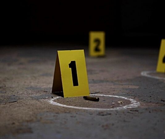 Suç soruşturmalarında gerçeğe ulaşmanın en önemli yollarından biri, olay yerinde bırakılan fiziksel izlerin doğru şekilde değerlendirilmesidir. Bu izler arasında parmak izi, yıllardır güvenilirliği kanıtlanmış ve adli bilimlerin temel taşlarından biri olarak kabul edilir. Olay yeri delilleriyle birlikte ele alındığında parmak izi, suçun kim tarafından, ne zaman ve nasıl işlendiğine dair güçlü ipuçları sunar. Bu nedenle modern adli soruşturmalarda olay yeri incelemesi ile parmak izi analizi birbirinden ayrılmaz iki unsur haline gelmiştir. Konulu bir haber görseli.