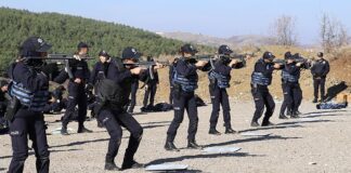 Güvenlik hizmetlerinin niteliği, doğrudan doğruya personelin aldığı eğitimle bağlantılı olarak şekilleniyor. Son yıllarda değişen toplumsal dinamikler ve teknolojik gelişmeler, polis eğitimi alanında da kapsamlı dönüşümleri beraberinde getirdi. Emniyet birimleri, klasik yöntemlerin ötesine geçerek daha bütüncül ve çağın ihtiyaçlarına uygun bir eğitim modeli geliştirmeye odaklanıyor. Konulu bir haber görseli.