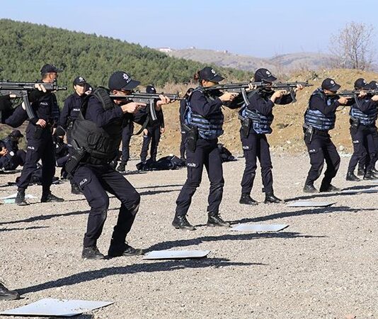 Güvenlik hizmetlerinin niteliği, doğrudan doğruya personelin aldığı eğitimle bağlantılı olarak şekilleniyor. Son yıllarda değişen toplumsal dinamikler ve teknolojik gelişmeler, polis eğitimi alanında da kapsamlı dönüşümleri beraberinde getirdi. Emniyet birimleri, klasik yöntemlerin ötesine geçerek daha bütüncül ve çağın ihtiyaçlarına uygun bir eğitim modeli geliştirmeye odaklanıyor. Konulu bir haber görseli.