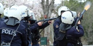 Son dönemde artış gösteren polis memurlarına saldırı vakaları, kamuoyunda geniş yankı uyandırdı. Görev başında bulunan güvenlik güçlerine yönelik gerçekleşen bu olaylar, hem toplumsal güvenlik hem de kamu düzeni açısından ciddi endişelere yol açıyor. Uzmanlar, artan şiddet vakalarının yalnızca bireysel değil, aynı zamanda yapısal nedenlere dayandığını ifade ediyor. Konulu bir haber görseli.