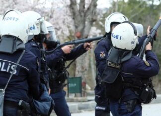 Polis Memurlarına Yönelik Saldırılar Güvenlik Politikalarını Yeniden Gündeme Taşıdı Son dönemde artış gösteren polis memurlarına saldırı vakaları, kamuoyunda geniş yankı uyandırdı. Görev başında bulunan güvenlik güçlerine yönelik gerçekleşen bu olaylar, hem toplumsal güvenlik hem de kamu düzeni açısından ciddi endişelere yol açıyor. Uzmanlar, artan şiddet vakalarının yalnızca bireysel değil, aynı zamanda yapısal nedenlere dayandığını ifade ediyor. Konulu bir haber görseli.