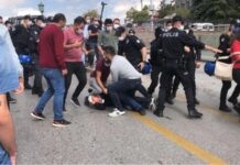 Günümüzde polis müdahaleleri, kamu düzeninin sağlanması ile temel hak ve özgürlüklerin korunması arasındaki denge açısından sıkça tartışılan bir konu haline geldi. Toplumsal olaylar, gösteriler, asayiş vakaları ve acil durumlar sırasında gerçekleştirilen müdahaleler, hem güvenlik ihtiyacını hem de hukuki sınırları gündeme taşıyor. Uzmanlar, polis müdahalelerinin yalnızca anlık güvenliği sağlamakla sınırlı kalmadığını, aynı zamanda toplum ile devlet arasındaki güven ilişkisini de doğrudan etkilediğini belirtiyor. Konulu bir haber görseli.