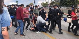 Günümüzde polis müdahaleleri, kamu düzeninin sağlanması ile temel hak ve özgürlüklerin korunması arasındaki denge açısından sıkça tartışılan bir konu haline geldi. Toplumsal olaylar, gösteriler, asayiş vakaları ve acil durumlar sırasında gerçekleştirilen müdahaleler, hem güvenlik ihtiyacını hem de hukuki sınırları gündeme taşıyor. Uzmanlar, polis müdahalelerinin yalnızca anlık güvenliği sağlamakla sınırlı kalmadığını, aynı zamanda toplum ile devlet arasındaki güven ilişkisini de doğrudan etkilediğini belirtiyor. Konulu bir haber görseli.