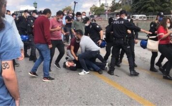 Günümüzde polis müdahaleleri, kamu düzeninin sağlanması ile temel hak ve özgürlüklerin korunması arasındaki denge açısından sıkça tartışılan bir konu haline geldi. Toplumsal olaylar, gösteriler, asayiş vakaları ve acil durumlar sırasında gerçekleştirilen müdahaleler, hem güvenlik ihtiyacını hem de hukuki sınırları gündeme taşıyor. Uzmanlar, polis müdahalelerinin yalnızca anlık güvenliği sağlamakla sınırlı kalmadığını, aynı zamanda toplum ile devlet arasındaki güven ilişkisini de doğrudan etkilediğini belirtiyor. Konulu bir haber görseli.