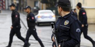 Polis operasyonları, modern toplumlarda kamu düzeninin ve toplumsal güvenliğin korunmasında kritik bir rol üstleniyor. Suçla mücadele kapsamında yürütülen bu operasyonlar, yalnızca suçluların yakalanmasını değil, aynı zamanda suçun önlenmesini ve toplumda güven duygusunun güçlendirilmesini amaçlıyor. Özellikle büyük şehirlerde artan nüfus yoğunluğu ve karmaşık sosyal yapı, polis operasyonlarının planlı, koordineli ve hukuka uygun şekilde yürütülmesini zorunlu hale getiriyor. Konulu bir haber görseli.