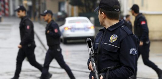 Polis Operasyonları Ve Kamu Güvenliğinin Sağlanmasındaki Etkisi Polis operasyonları, modern toplumlarda kamu düzeninin ve toplumsal güvenliğin korunmasında kritik bir rol üstleniyor. Suçla mücadele kapsamında yürütülen bu operasyonlar, yalnızca suçluların yakalanmasını değil, aynı zamanda suçun önlenmesini ve toplumda güven duygusunun güçlendirilmesini amaçlıyor. Özellikle büyük şehirlerde artan nüfus yoğunluğu ve karmaşık sosyal yapı, polis operasyonlarının planlı, koordineli ve hukuka uygun şekilde yürütülmesini zorunlu hale getiriyor. Konulu bir haber görseli.