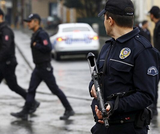 Polis Operasyonları Ve Kamu Güvenliğinin Sağlanmasındaki Etkisi Polis operasyonları, modern toplumlarda kamu düzeninin ve toplumsal güvenliğin korunmasında kritik bir rol üstleniyor. Suçla mücadele kapsamında yürütülen bu operasyonlar, yalnızca suçluların yakalanmasını değil, aynı zamanda suçun önlenmesini ve toplumda güven duygusunun güçlendirilmesini amaçlıyor. Özellikle büyük şehirlerde artan nüfus yoğunluğu ve karmaşık sosyal yapı, polis operasyonlarının planlı, koordineli ve hukuka uygun şekilde yürütülmesini zorunlu hale getiriyor. Konulu bir haber görseli.