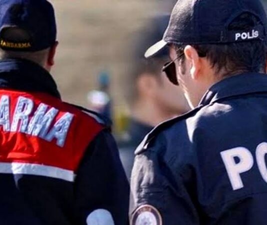 Türkiye genelinde son dönemde art arda gerçekleştirilen polis operasyonu ve jandarma operasyonu çalışmaları, kamu güvenliğini tehdit eden unsurlara karşı yürütülen kararlı mücadelenin önemli bir göstergesi olarak öne çıkıyor. İçişleri birimlerinden yapılan açıklamalara göre, özellikle organize suç, uyuşturucu ticareti ve silah kaçakçılığına yönelik kapsamlı operasyonlarda çok sayıda şüpheli gözaltına alındı. Konulu bir haber görseli.