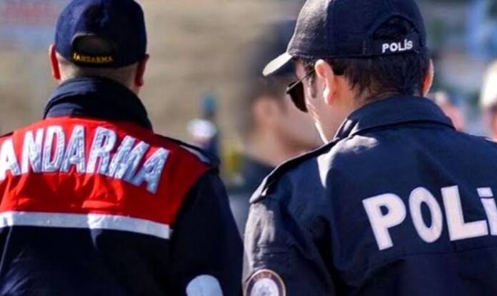 Türkiye genelinde son dönemde art arda gerçekleştirilen polis operasyonu ve jandarma operasyonu çalışmaları, kamu güvenliğini tehdit eden unsurlara karşı yürütülen kararlı mücadelenin önemli bir göstergesi olarak öne çıkıyor. İçişleri birimlerinden yapılan açıklamalara göre, özellikle organize suç, uyuşturucu ticareti ve silah kaçakçılığına yönelik kapsamlı operasyonlarda çok sayıda şüpheli gözaltına alındı. Konulu bir haber görseli.