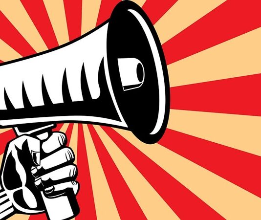 Toplumların düşünce dünyasını şekillendiren en güçlü araçlardan biri propagandadır. Siyasal, ideolojik ya da sosyal amaçlarla yürütülen propaganda faaliyetleri, bireylerin kanaatlerini etkileme potansiyeline sahiptir. Ancak bu etki alanı, belirli sınırların aşıldığı durumlarda hukuki bir sorun haline gelir. Bu noktada propaganda suçları, ifade özgürlüğü ile kamu düzeni arasındaki dengeyi tartışmaya açan önemli bir kavram olarak öne çıkar. Konulu bir haber görseli.