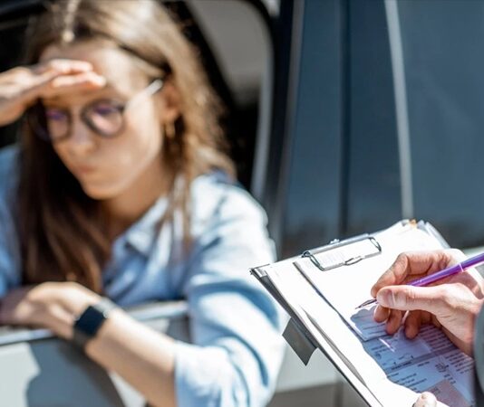 Türkiye’de trafikte karşılaşılan önemli sorunlardan biri olan ruhsatsız araç kullanımı, hem sürücüler hem de diğer yol kullanıcıları açısından ciddi riskler barındırıyor. Araç ruhsatı, bir taşıtın yasal olarak trafiğe çıkabildiğini ve gerekli teknik ile hukuki şartları sağladığını gösteren temel belgelerden biri olarak kabul ediliyor. Buna rağmen, çeşitli nedenlerle ruhsatsız şekilde kullanılan araçların sayısının azımsanmayacak düzeyde olduğu belirtiliyor. Konulu bir haber görseli.