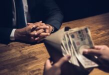 Rüşvet Olayları Toplumsal Güveni Sarsan Gizli Tehdit Toplumların adalet duygusunu en derinden zedeleyen sorunların başında rüşvet olayları geliyor. Kamu kurumlarından özel sektöre kadar geniş bir alanda görülebilen rüşvet, yalnızca bireysel çıkarlarla sınırlı kalmıyor; aynı zamanda devlet yapısını, ekonomi düzenini ve toplumsal güveni doğrudan etkiliyor. Çoğu zaman kapalı kapılar ardında gerçekleşen bu olaylar, ortaya çıktığında ciddi krizlere neden olabiliyor. Konulu bir haber görseli.