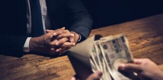 Toplumların adalet duygusunu en derinden zedeleyen sorunların başında rüşvet olayları geliyor. Kamu kurumlarından özel sektöre kadar geniş bir alanda görülebilen rüşvet, yalnızca bireysel çıkarlarla sınırlı kalmıyor; aynı zamanda devlet yapısını, ekonomi düzenini ve toplumsal güveni doğrudan etkiliyor. Çoğu zaman kapalı kapılar ardında gerçekleşen bu olaylar, ortaya çıktığında ciddi krizlere neden olabiliyor. Konulu bir haber görseli.