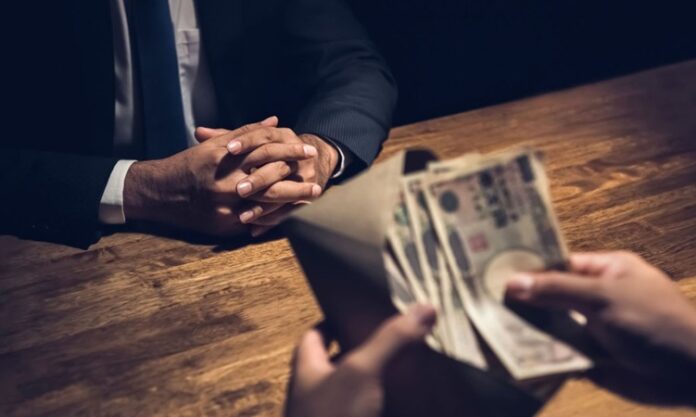 Toplumların adalet duygusunu en derinden zedeleyen sorunların başında rüşvet olayları geliyor. Kamu kurumlarından özel sektöre kadar geniş bir alanda görülebilen rüşvet, yalnızca bireysel çıkarlarla sınırlı kalmıyor; aynı zamanda devlet yapısını, ekonomi düzenini ve toplumsal güveni doğrudan etkiliyor. Çoğu zaman kapalı kapılar ardında gerçekleşen bu olaylar, ortaya çıktığında ciddi krizlere neden olabiliyor. Konulu bir haber görseli.