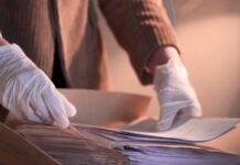 Son yıllarda sahte evrak ve sahte kimlik kullanımı, hem kamu güvenliği hem de ekonomik düzen açısından ciddi riskler oluşturan suç başlıkları arasında yer alıyor. Resmî belgelerin taklit edilmesi, yalnızca bireysel dolandırıcılık vakalarıyla sınırlı kalmıyor; aynı zamanda organize suç ağlarının, yasa dışı finansman yöntemlerinin ve uluslararası bağlantıların da kapısını aralıyor. Bu nedenle güvenlik birimleri, ülke genelinde artan şikâyetler ve istihbarat raporları doğrultusunda kapsamlı operasyonlar düzenliyor. Konulu bir haber görseli.