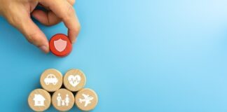 Sahte sigorta talepleri ve dolandırıcılık, son yıllarda sigorta sektörünün en büyük sorunlarından biri haline gelmiş durumda. Artan ekonomik baskılar, bilinçsiz sigortalılık anlayışı ve denetim açıkları, bu tür girişimlerin çoğalmasına zemin hazırlıyor. Sigorta şirketleri her yıl milyonlarca liralık zararla karşı karşıya kalırken, bu durum dürüst sigortalıları da dolaylı olarak etkiliyor. Konulu bir haber görseli.