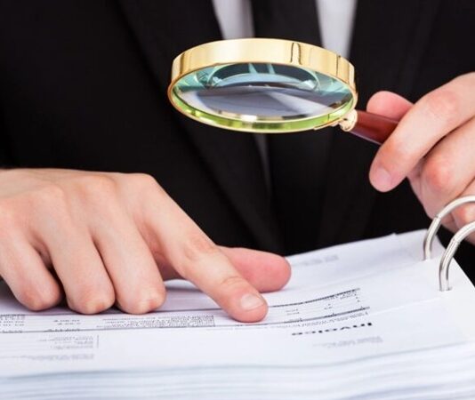 Sahtecilik suçu, bireylerin ve kurumların güven duygusunu doğrudan hedef alan, hukuki ve toplumsal sonuçları ağır olan suç türleri arasında yer alır. Günlük hayatta belgeye, imzaya ve resmi kayıtlara duyulan güvenin sarsılması, sahtecilik fiillerinin artmasıyla birlikte daha görünür hale gelmiştir. Bu suç, yalnızca maddi zararlarla sınırlı kalmaz; aynı zamanda adalet sistemine ve kamu düzenine olan inancı da zayıflatır. Konulu bir haber görseli.