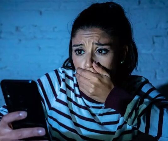 Toplumda bireyler arasındaki güven duygusunu en derinden sarsan suç türlerinden biri şantaj olarak öne çıkmaktadır. Günlük hayatta çoğu zaman fark edilmeden ilerleyen bu suç, mağdurlar üzerinde ciddi psikolojik ve sosyal etkiler bırakmaktadır. Şantaj, yalnızca maddi kazanç elde etme amacıyla değil, güç kurma, kontrol sağlama ve sindirme aracı olarak da kullanılabilmektedir. Bu yönüyle şantaj, modern toplumların görünmeyen ama etkisi son derece güçlü suçları arasında yer almaktadır. Konulu bir haber görseli.