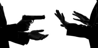 Son yıllarda şantaj ve tehdit vakaları, hem bireysel mağduriyetler hem de toplumsal güvenlik açısından ciddi bir sorun haline gelmiş durumda. Özellikle dijital iletişim kanallarının yaygınlaşmasıyla birlikte bu suç türleri farklı biçimlere bürünüyor. Telefon mesajları, sosyal medya hesapları ve e-posta üzerinden gerçekleştirilen tehditler, mağdurlar üzerinde yoğun bir baskı oluşturuyor. Güvenlik birimleri, bu suçların yalnızca bireysel girişimler olmadığını, zaman zaman organize yapılar tarafından da yürütüldüğünü belirtiyor. Konulu bir haber görseli.