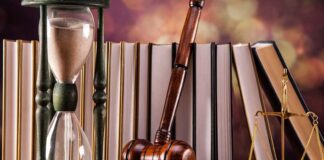 Hukuk devletinin en önemli unsurlarından biri olan savunma hakları, bireyin kendisine yöneltilen suçlamalara karşı etkili biçimde kendini ifade edebilmesini sağlar. Ceza yargılamasının her aşamasında geçerli olan bu haklar, yalnızca sanığın değil, aynı zamanda toplumun adalet duygusunun korunması açısından da kritik bir öneme sahiptir. Savunma hakkının zayıflatıldığı ya da ihlal edildiği bir yargı süreci, adil yargılanma ilkesini ciddi biçimde tartışmalı hâle getirir. Konulu bir haber görseli.