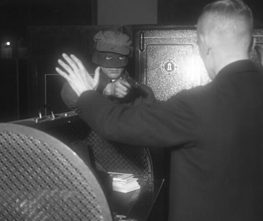 Banka soygunları, uzun yıllardır kamuoyunun dikkatini çeken ve toplumda ciddi bir güvenlik algısı oluşturan suç türleri arasında yer alıyor. Özellikle büyük şehirlerde yaşanan banka soygunları, yalnızca maddi kayıplarla sınırlı kalmıyor; çalışanlar, müşteriler ve çevrede bulunan siviller açısından da büyük riskler barındırıyor. Gelişen teknolojiye rağmen bu suçların tamamen ortadan kaldırılamaması, konunun çok boyutlu ele alınmasını zorunlu kılıyor. Konulu bir haber görseli.