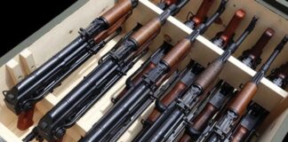 Türkiye genelinde son yıllarda artan silah depoları baskınları, iç güvenlik politikalarının en kritik başlıklarından biri haline gelmiş durumda. Güvenlik güçlerinin yürüttüğü operasyonlar, yasa dışı silahlanmanın önüne geçilmesi ve organize suç yapılarının dağıtılması amacıyla yoğunlaştırılıyor. Özellikle ruhsatsız silah ticareti yapan gruplara yönelik gerçekleştirilen baskınlar, kamu güvenliğinin sağlanması açısından hayati bir rol üstleniyor. Konulu bir haber görseli.